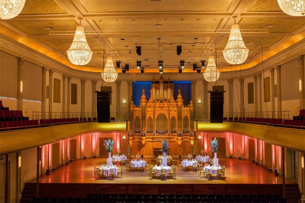 Diner op podium Grote Zaal