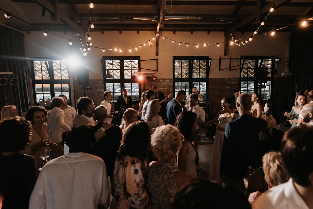 Tijd om de dansvloer te openen bij de RDM Kantine