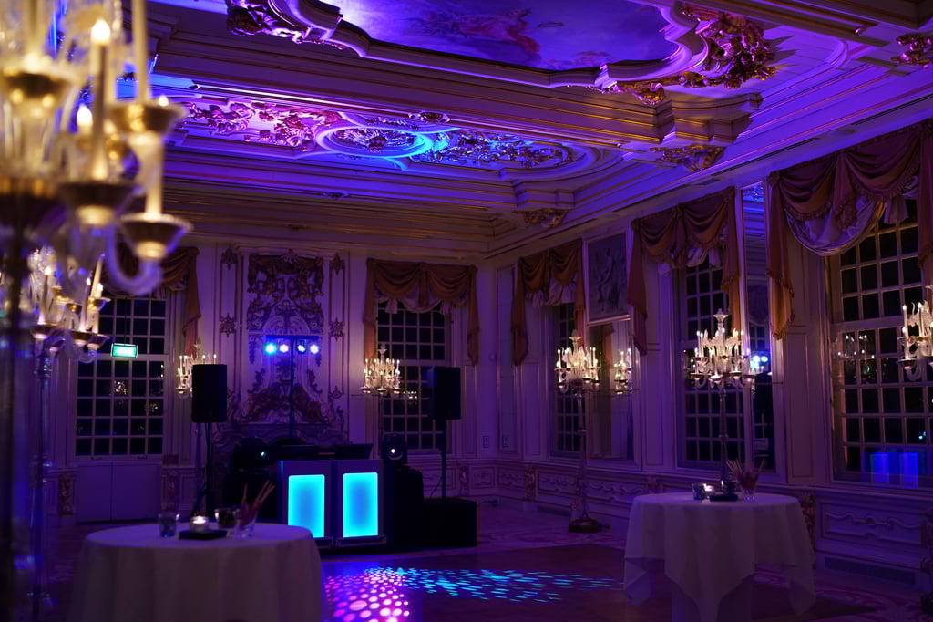 Spiegelzaal omgetoverd naar feestzaal