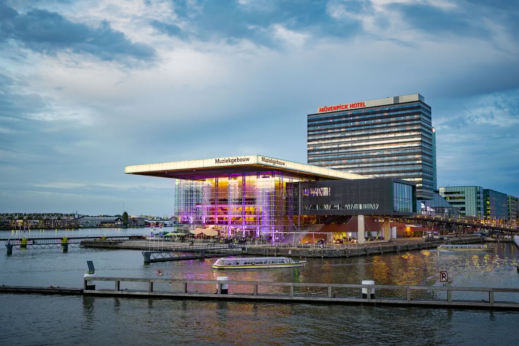 Muziekgebouw buiten