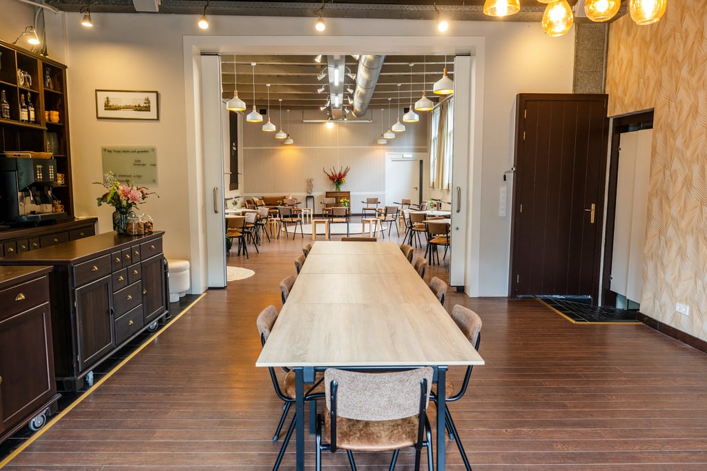 Het Midden bar met lange tafel