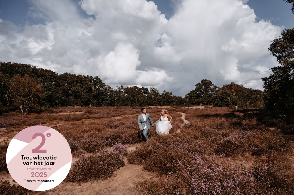 Bruiloft op de heide bij trouwlocatie De Zeegser Duinen
