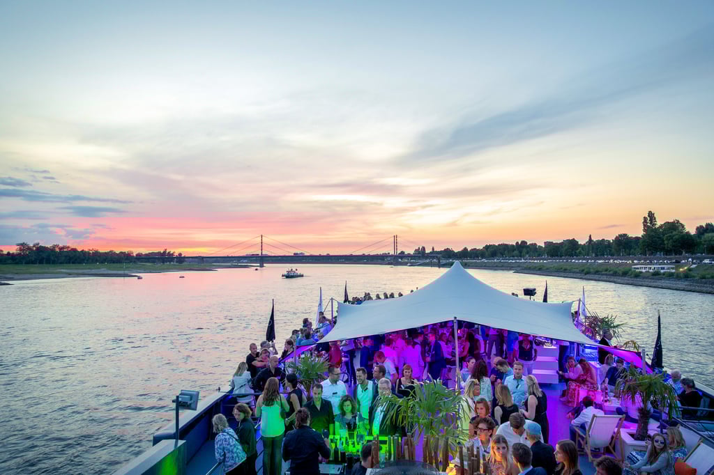Upper deck met stretchtent op de Oceandiva Futura