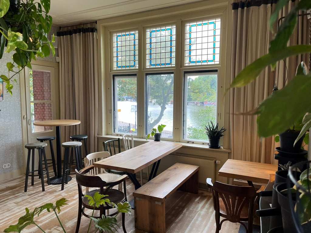 Atelier uitzicht over de Amstel