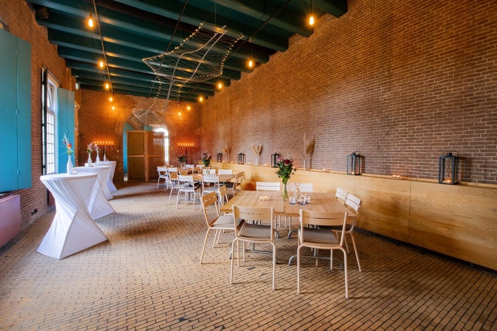 Het Arsenaal met tafels en statafels voor een borrel of bijeenkomst
