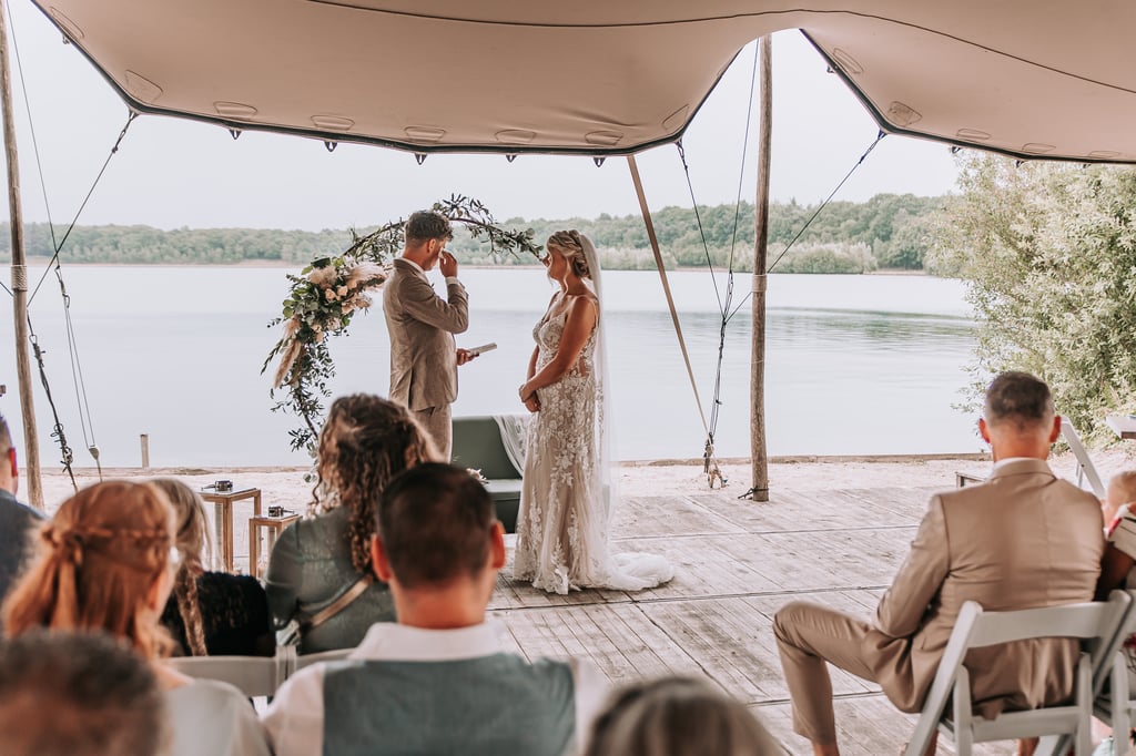 Bruiloft ceremonie aan het meer (1)