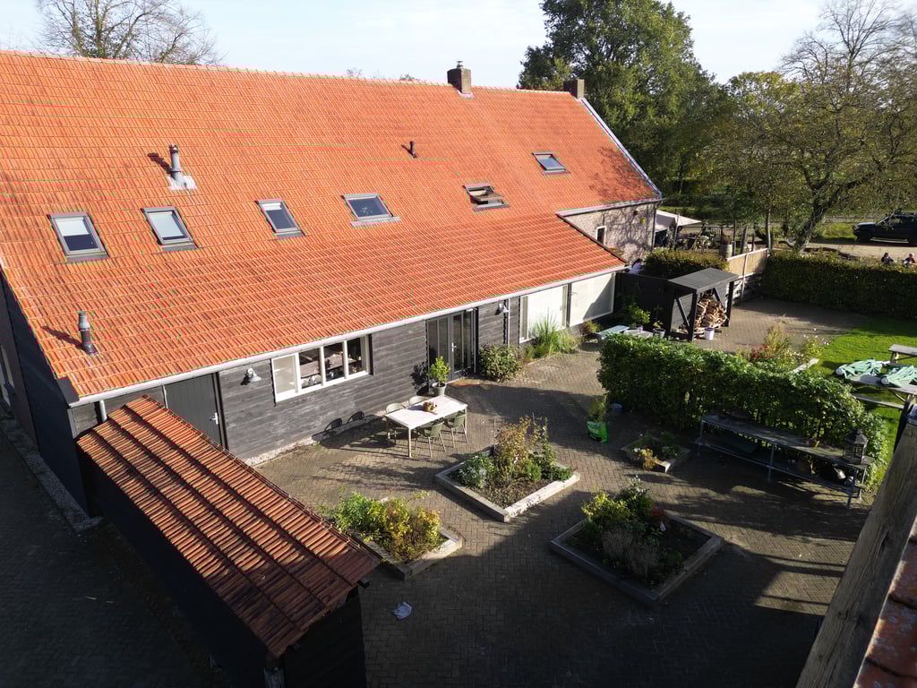 Ruime tuin bij de luxe woonboerderij