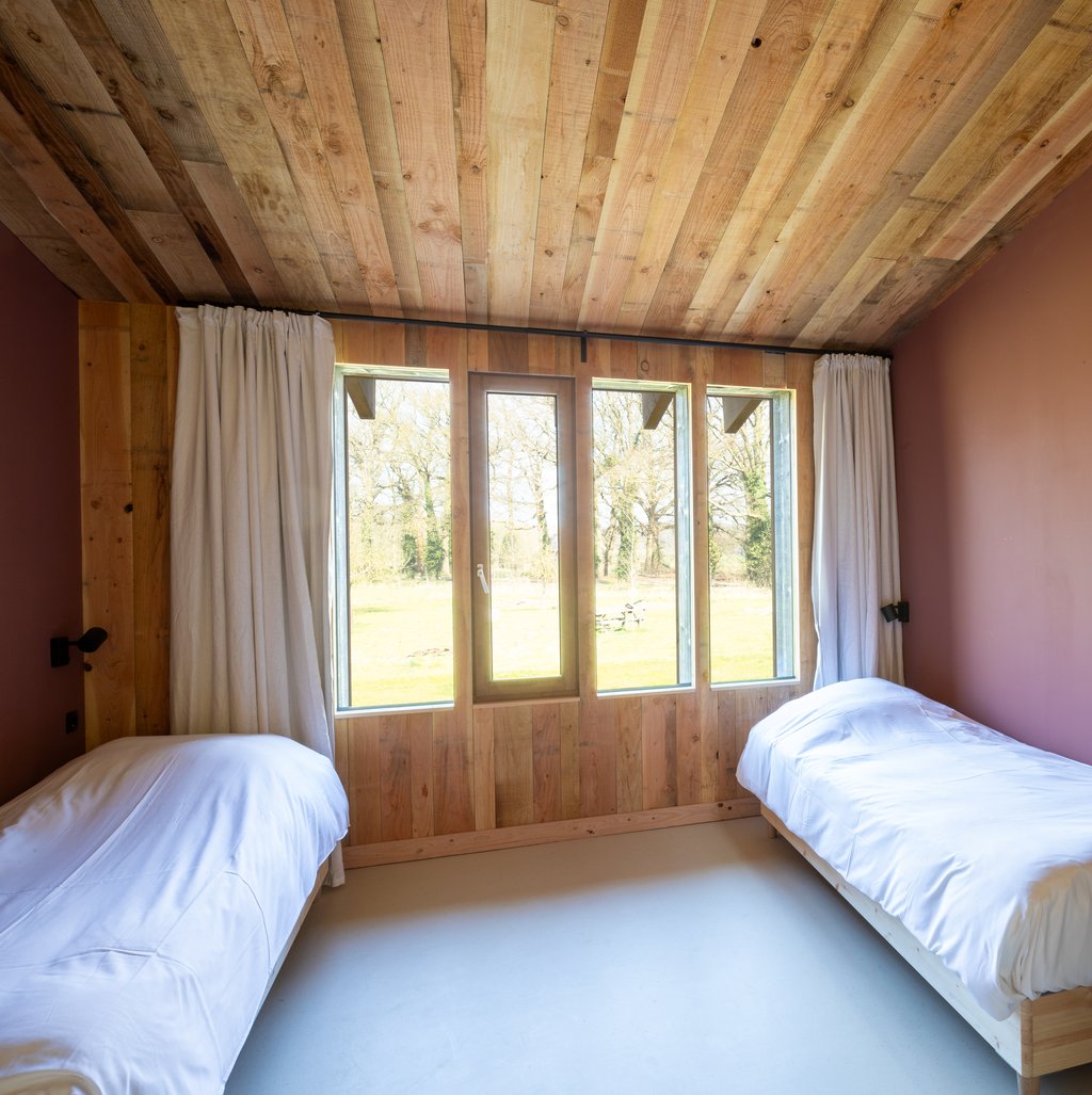 Elke ecosuite heeft een prachtig uitzicht op de natuur en beschikt over zeer comfortabele bedden van 90x200