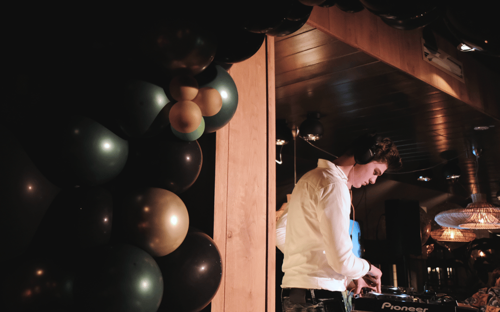 DJ en ballonnen