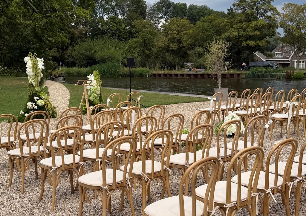 Ceremonie opstelling aan de rivier de Vecht