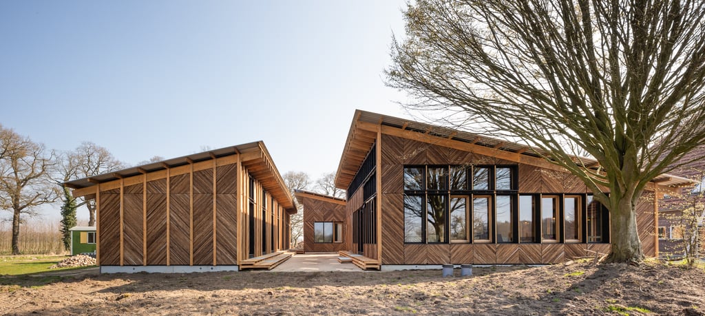 Onder architectuur vormgegeven biobased gebouw van lokale materialen met circulaire gevebekleding