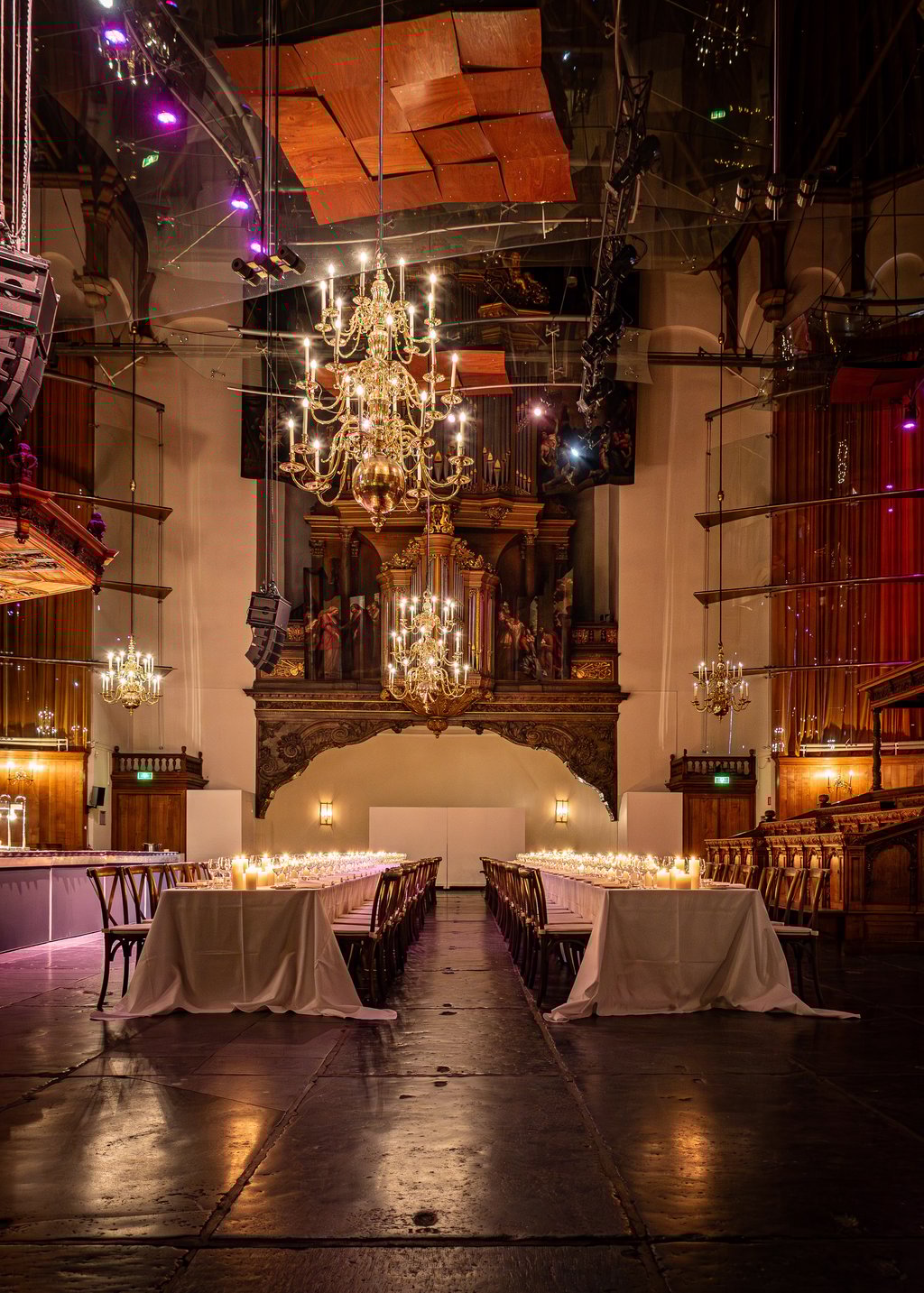 Dineren in Nieuwe Kerk Den Haag aan lange tafels