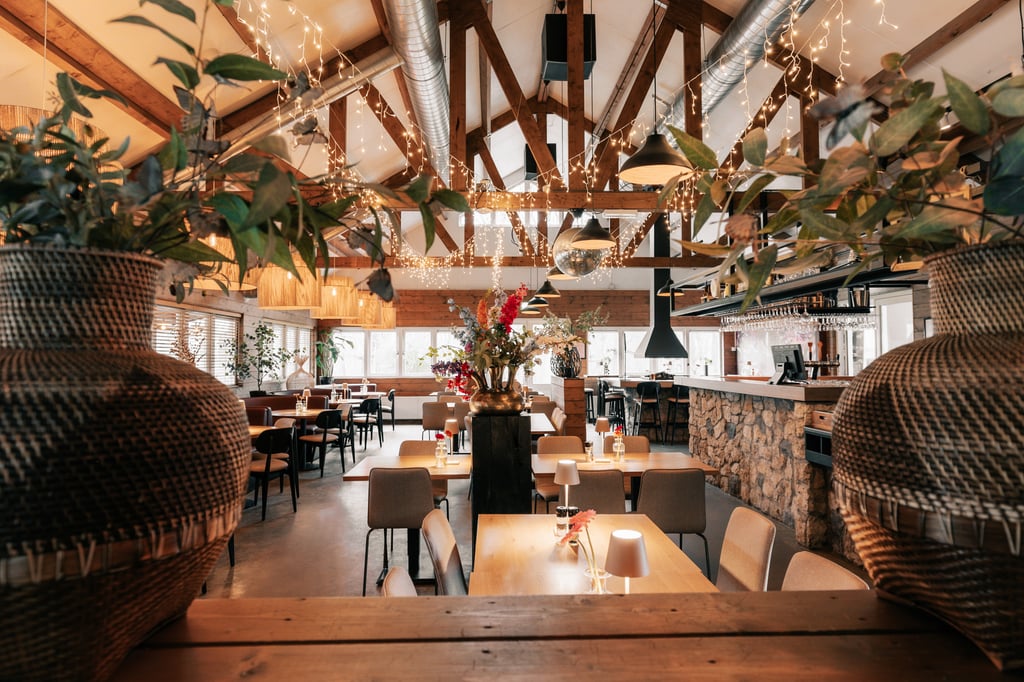 RESTAURANT - Geheel achter plant.jpg