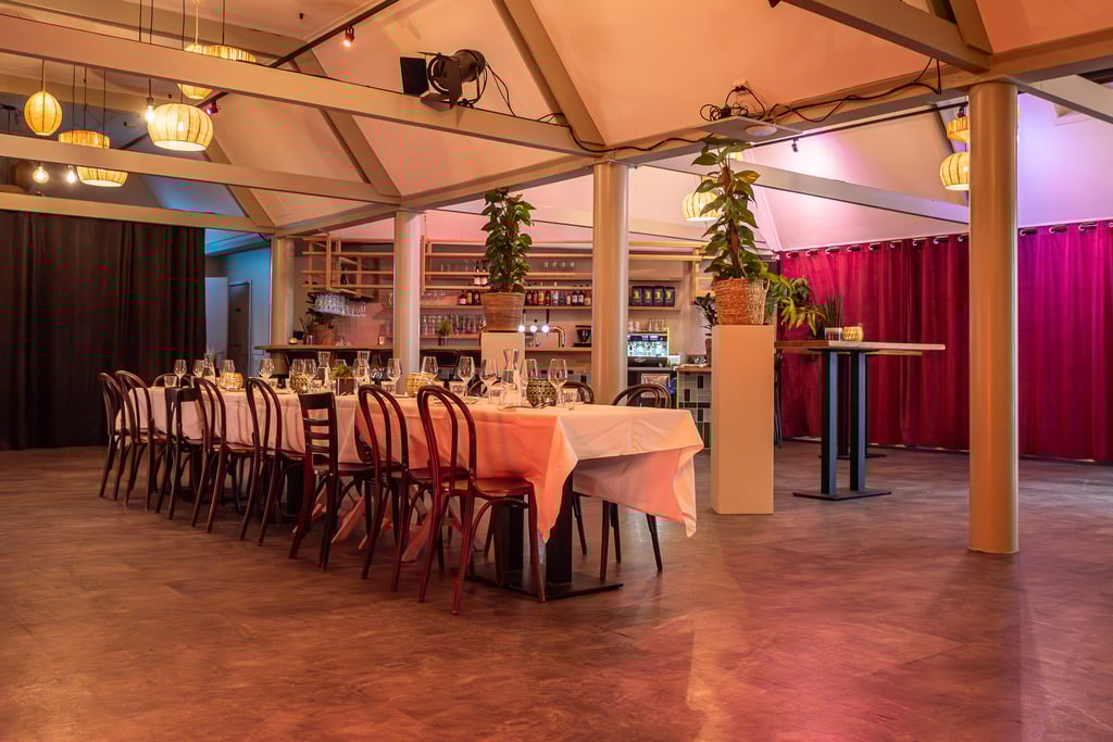 Diner of vergadering in de Tuinzaal van Grand Cafe de Burcht
