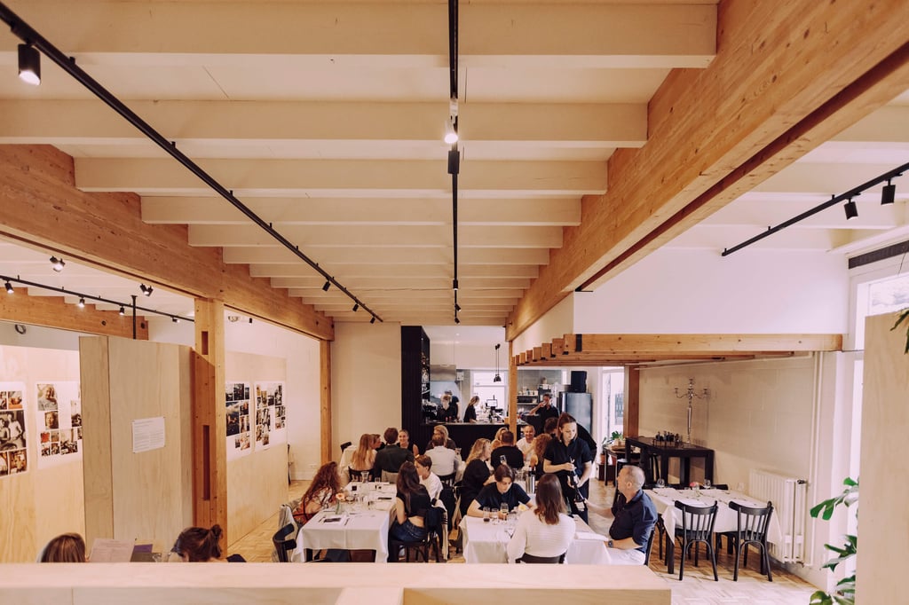 broeker-huiskamer-diner-volle-eetzaal-licht-hout.jpg