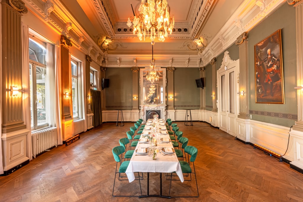 Diner lange tafel in de balzaal