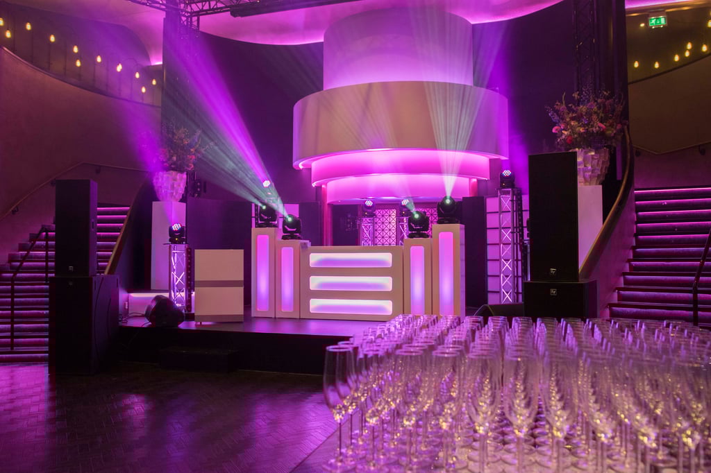 New York Verlicht  champagne flutes.jpg