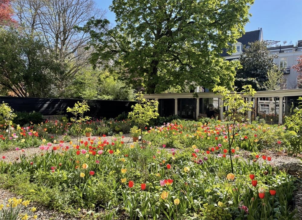Tuin achter het Huis met de Hoofden van de Embassy of the Free Mind