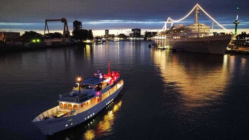 Thalassa bij de SS Rotterdam.jpg