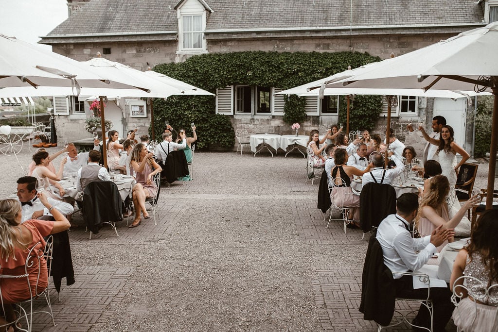 Huwelijksdiner op het terras