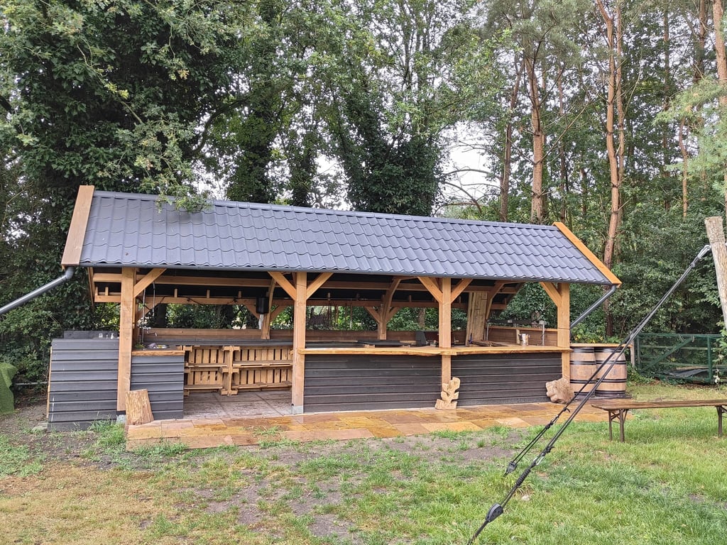 open kapschuur met keuken en uitgifte bar. Links debrasseerstation en rechts een bar voor uitgifte van dranken