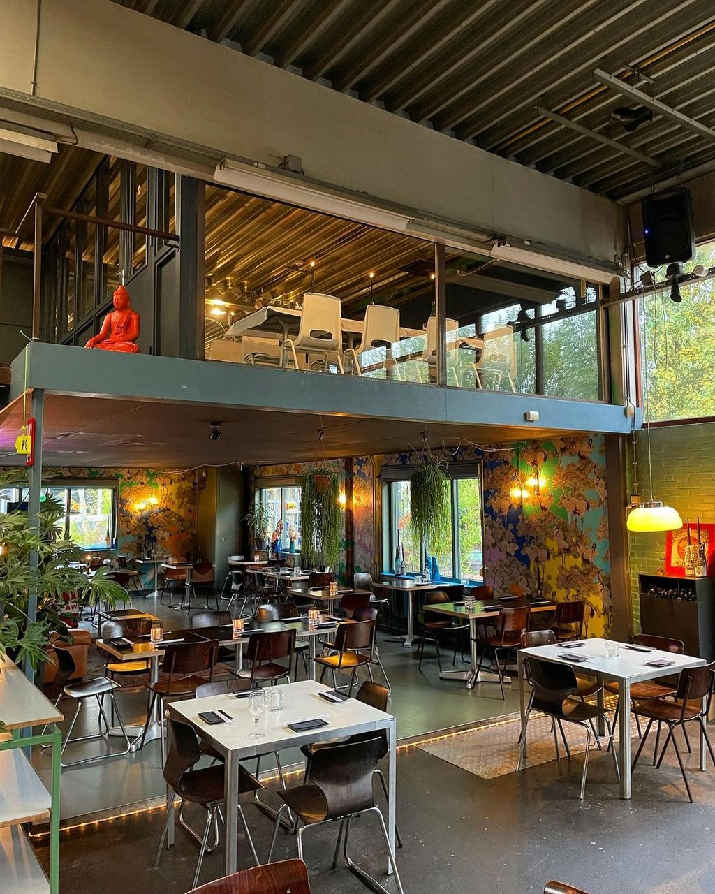 Spiegelzaal gezien vanuit restaurant LE:EN