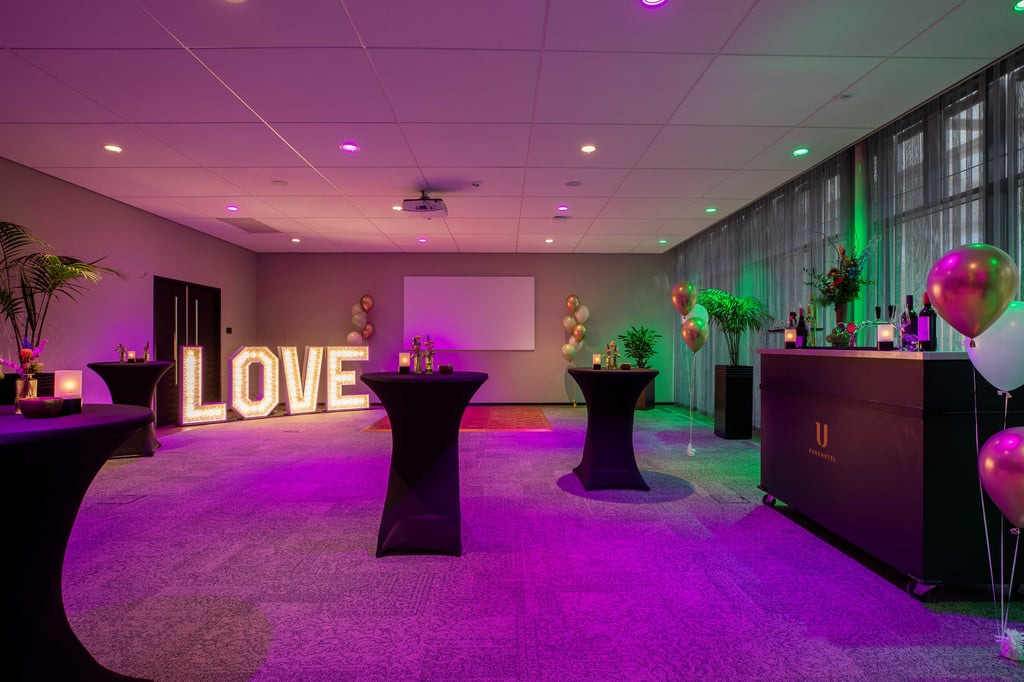 Feestzaal met lichtletters en dansvloer