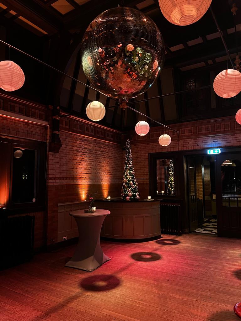 Binnen zaal in kerstsfeer