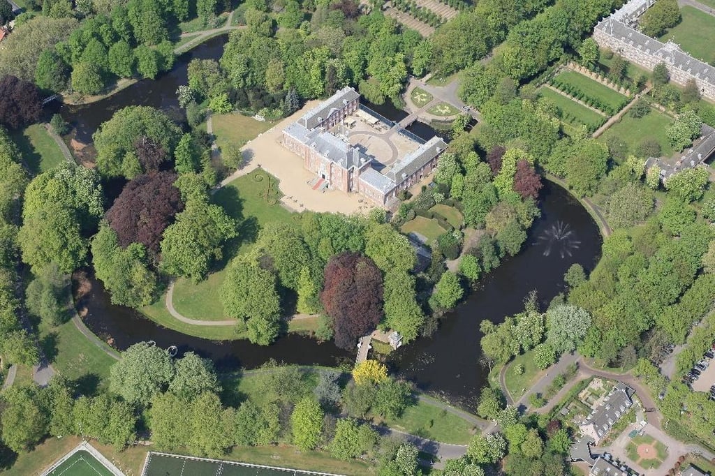 Luchtfoto van Slot Zeist