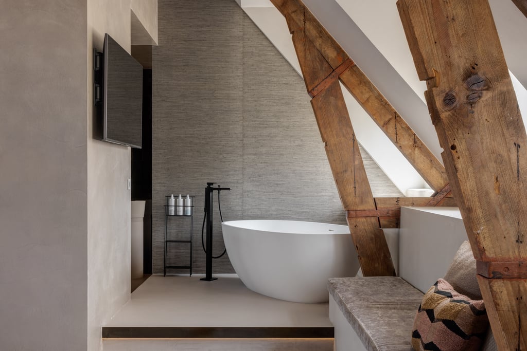 Suite 006 - Linda Pol 01.jpg