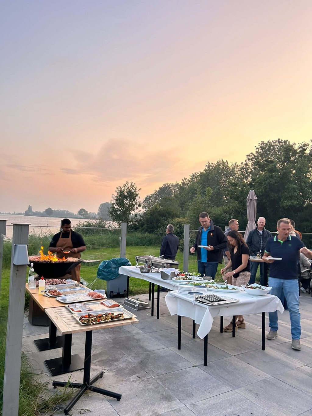 BBQ op het terras bij Lakehouse Binnenmaas 