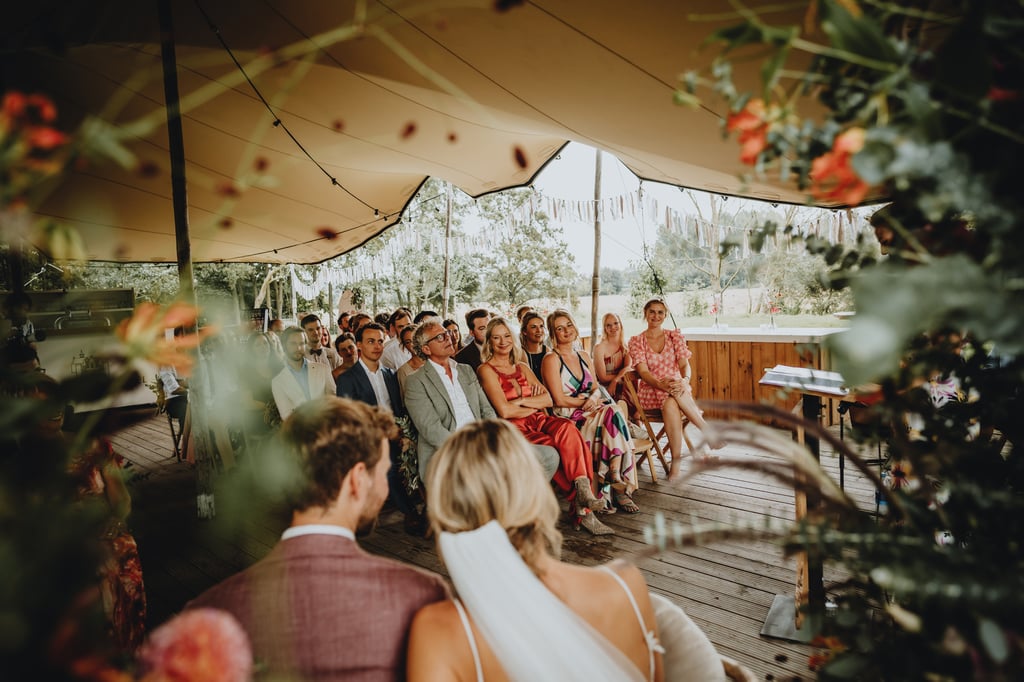 Ceremonie onder de stretchtent