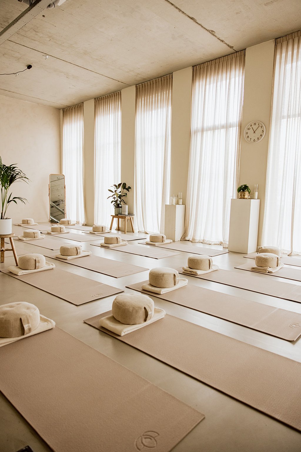 Ruimte 2 - Yogaopstelling met matten in een lichte studio, klaar voor een yogasessie. (1)