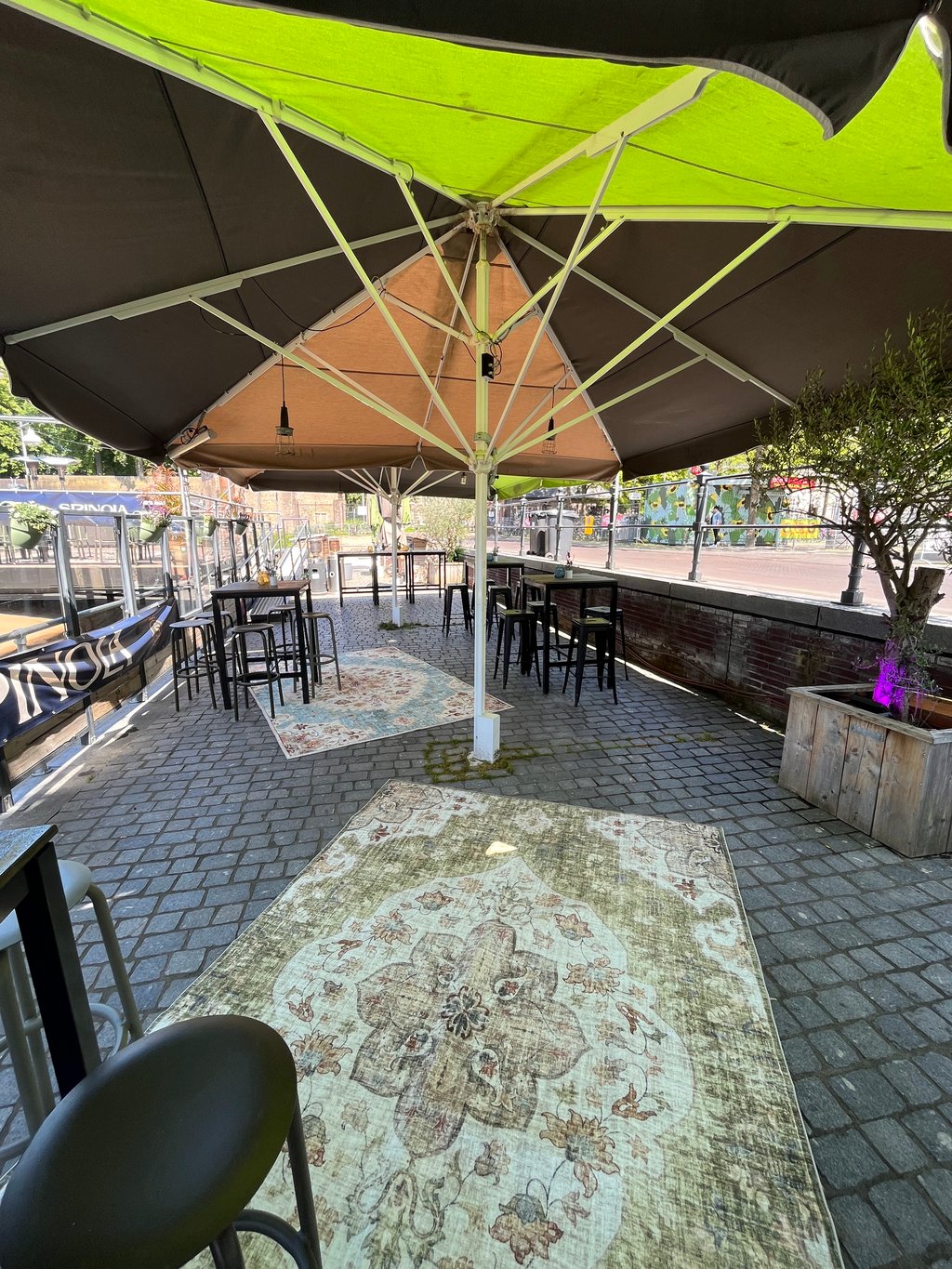 Terras buiten op de kade