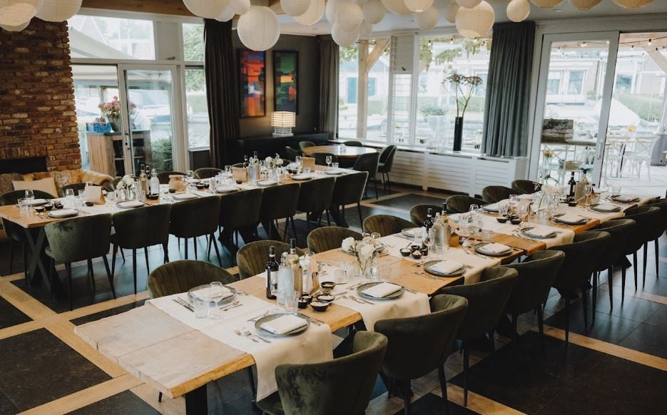 Grote zaal lange tafels diner