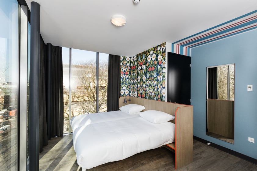 Private-room-deluxe-king-bed 