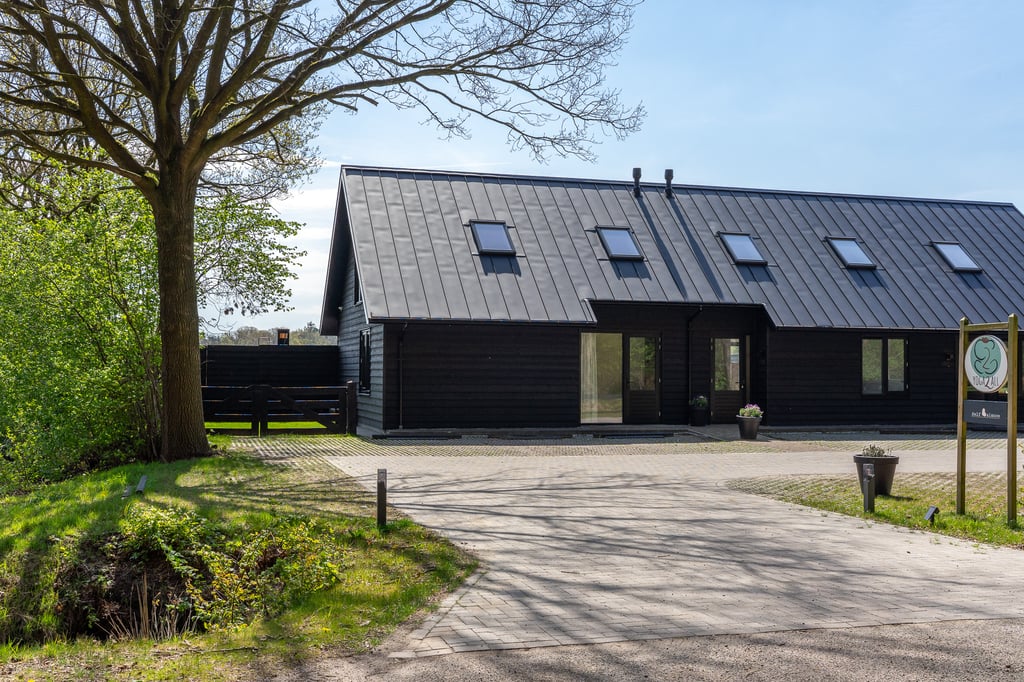 Pand voor overnachting en parkeerplaats