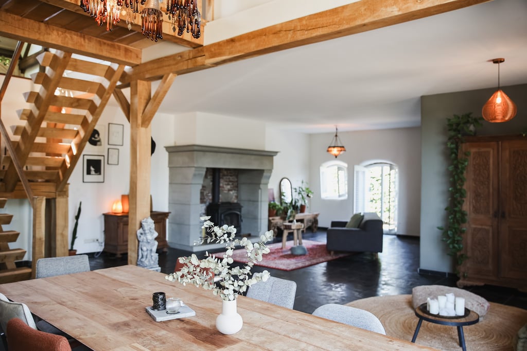 Totaalbeeld van de woonkamer in de luxe woonboerderij