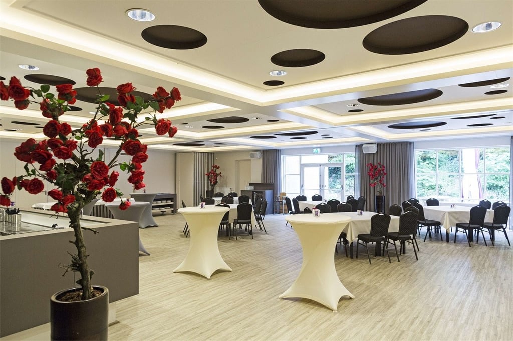 Feestzaal met stijlvolle decoratie bij Hotel Restaurant De Teugel