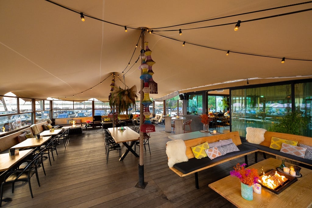 Direct aan de Beachclub van Ottenhome staat deze stretchtent