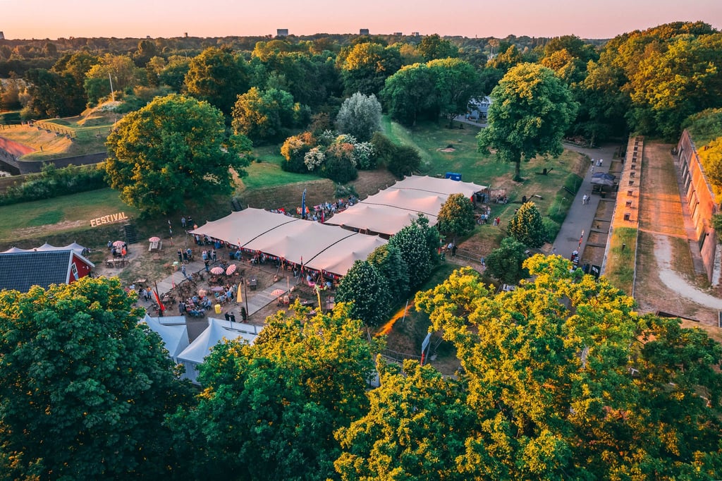 Festivalsetting op het groenrijke Fort bij Vechten