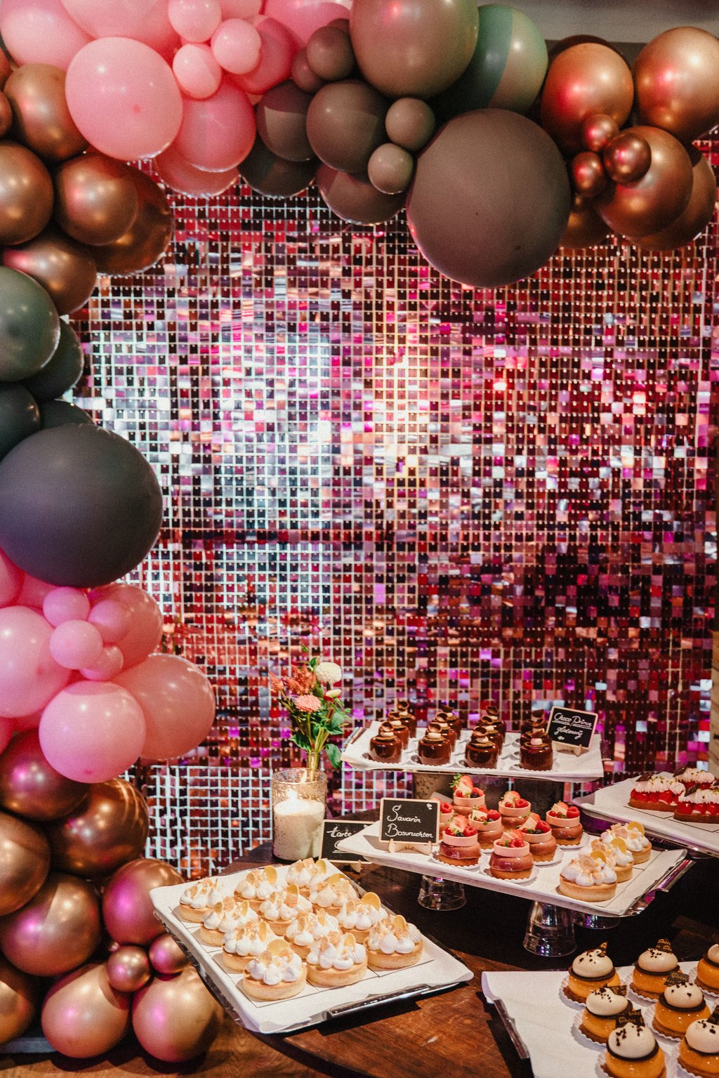 Sweettable met Kleurrijke wand in de Hoeve 