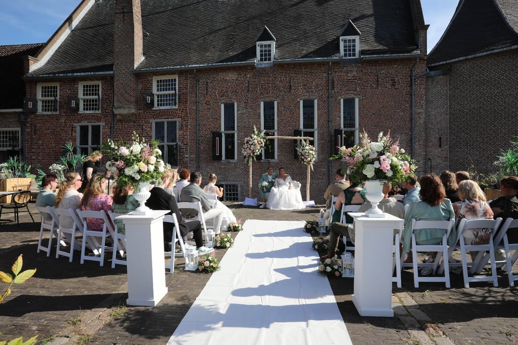 Romantische ceremonieopstelling buiten bij Kasteel Coevorden