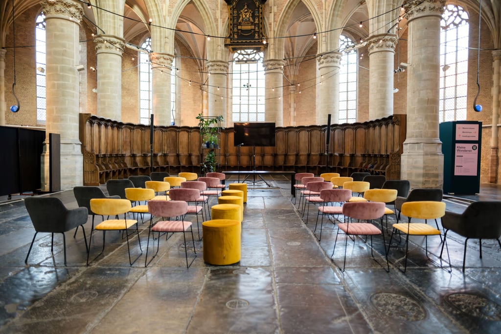 Hoogkoor gekleurde stoelen.jpg
