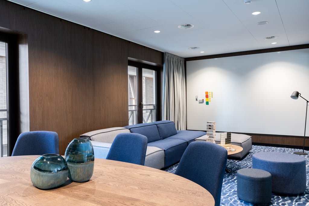 Meeting Room: Engine (1)