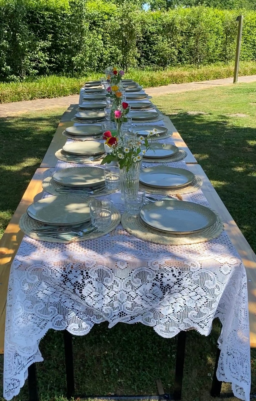 Lange zomerse tafel in de boomgaard 