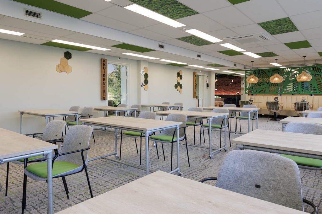 Binnentuin - Overzicht plenaire zaal, 2 break-out ruimtes en achterin de catering