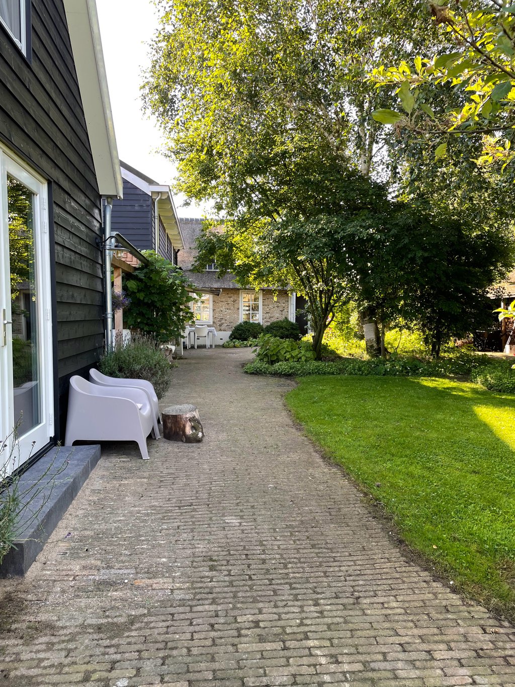 Heerlijke binnentuin, deels schaduwrijk op warme dagen