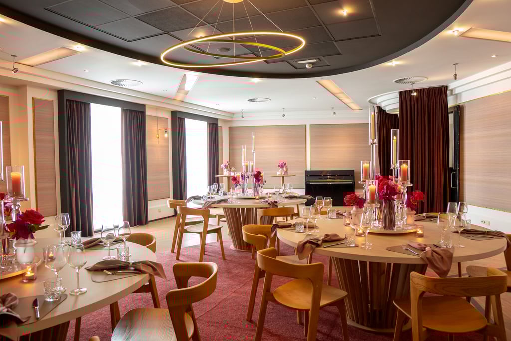 Bacharach Salon in diner setting