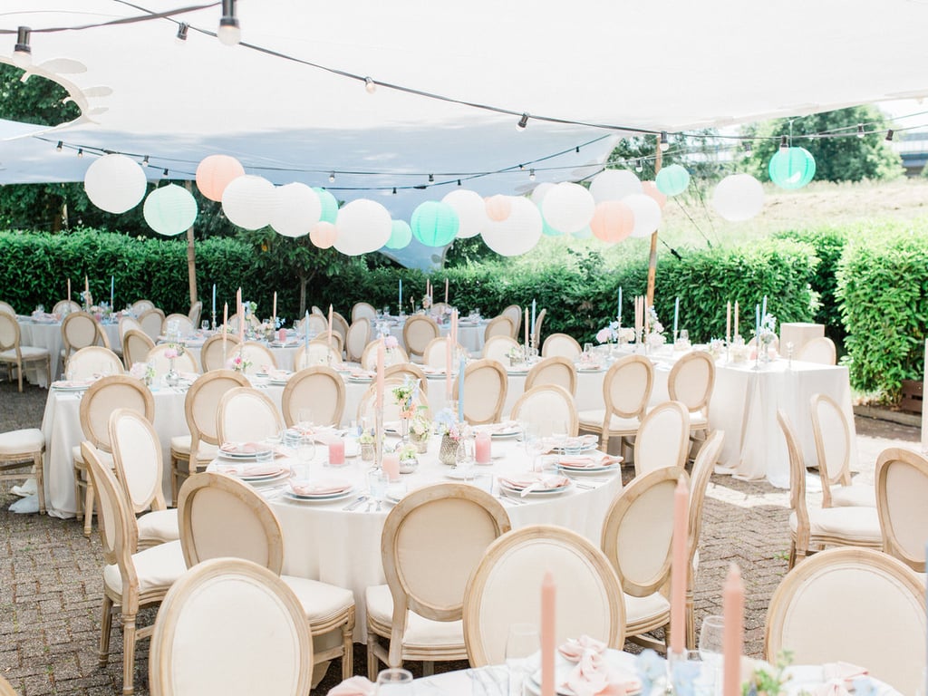 Diner buiten met ronde tafels